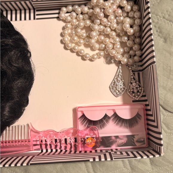 Flapper Wig and Accessory Set - Picture 3 of 5